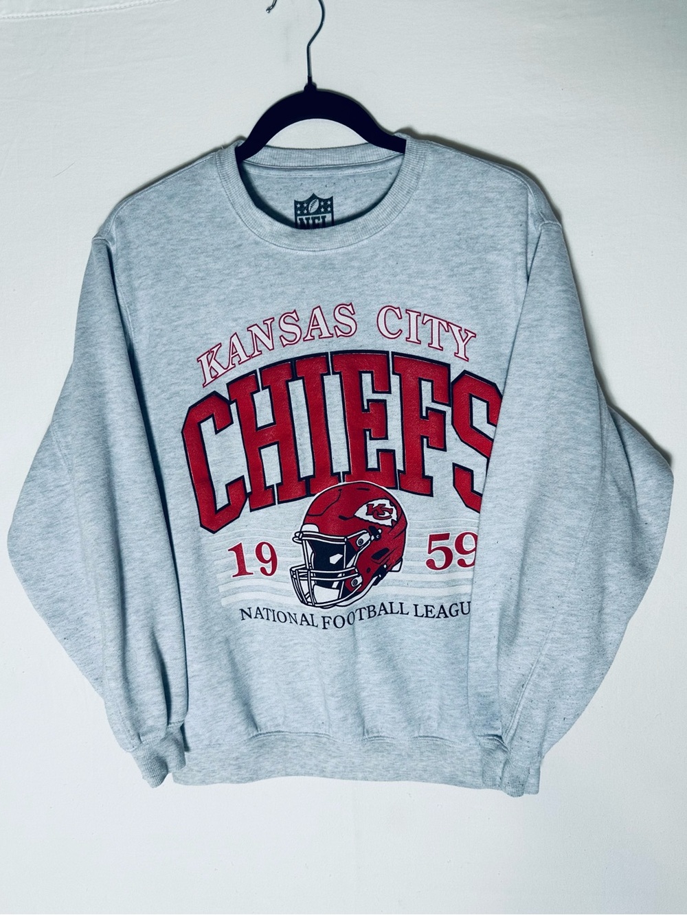 Kansas City Chiefs NFL Team Apparel Sweatshirt XS Grey Helmet Retro Graphic Crew
